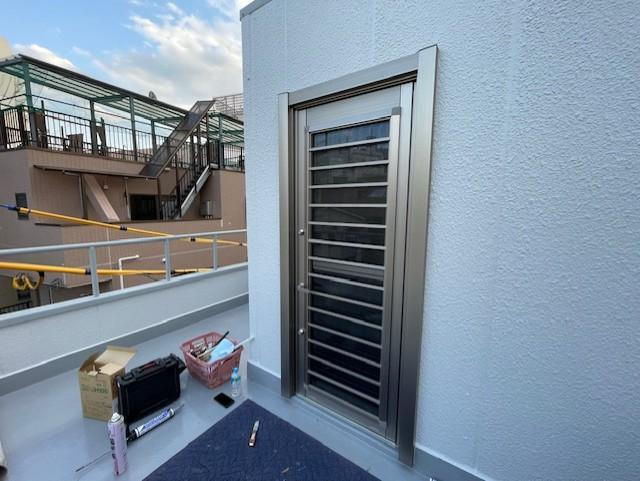 ミネトーヨー住器の【LIXIL勝手口】カバー工事の施工後の写真1