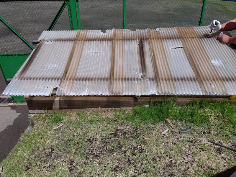 ミネトーヨー住器の【八王子市】私立大学の野球場に撒く砂置き場の屋根修繕工事の施工前の写真1