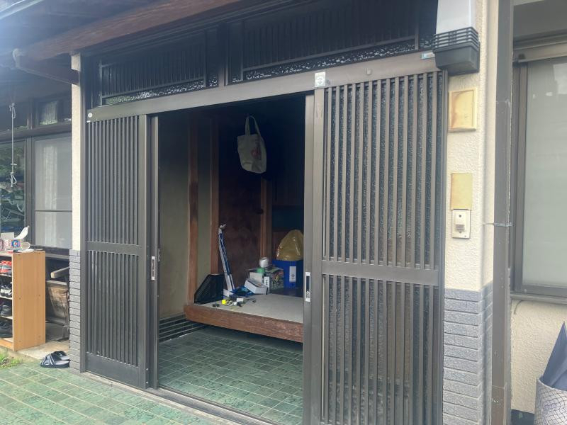 ミネトーヨー住器の【日の出町】リシェント玄関引戸2 取付工事の施工前の写真1