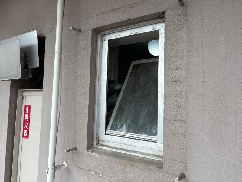 ミネトーヨー住器の【動画有】八王子市窓 サッシカバー工事の施工前の写真1
