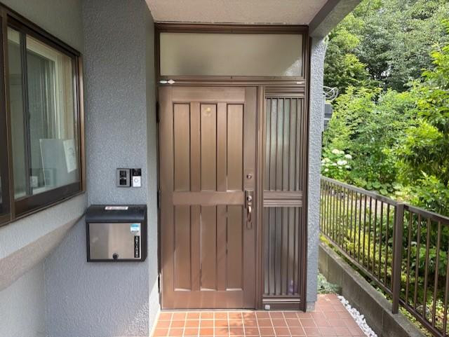 ミネトーヨー住器の【日野市】カバー工法　リフォーム玄関ドアリシェントⅢ　工事の施工前の写真1