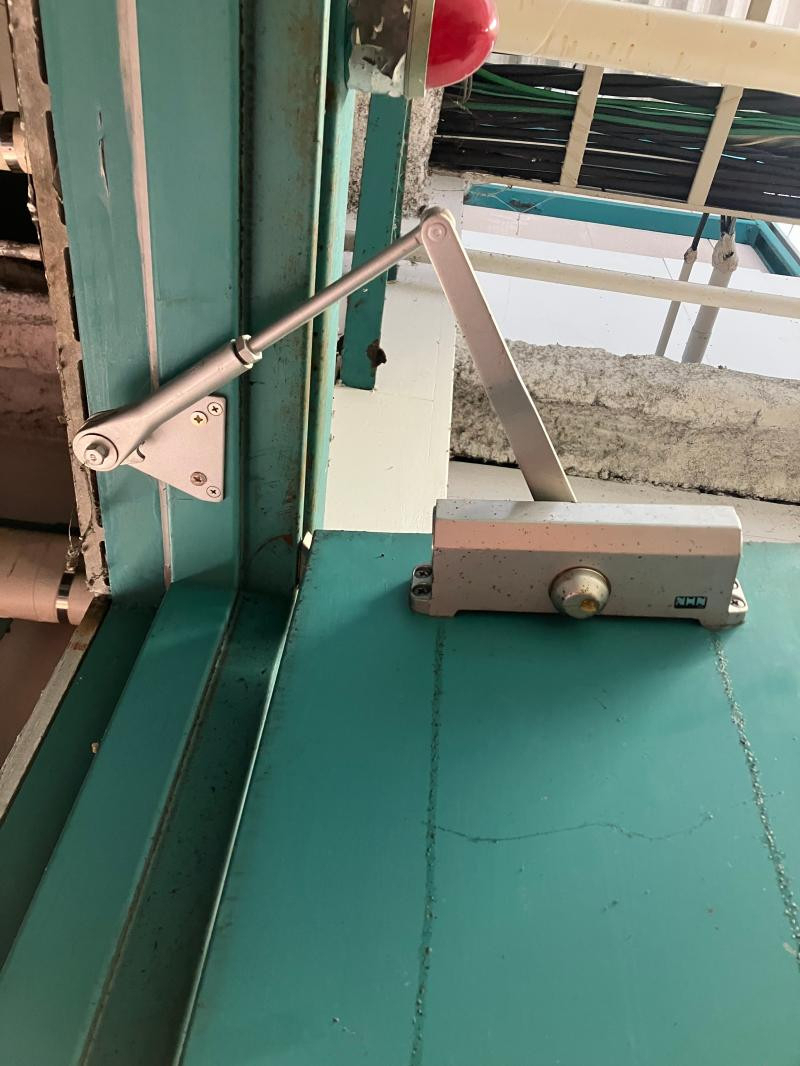 ミネトーヨー住器の【八王子市】施設　スチールドア　ドアクローザー交換工事の施工前の写真1
