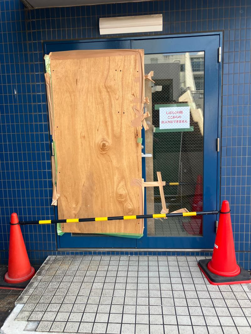 ミネトーヨー住器の動画有【八王子市】私立中学・高等学校　出入口ガラス交換の施工前の写真1