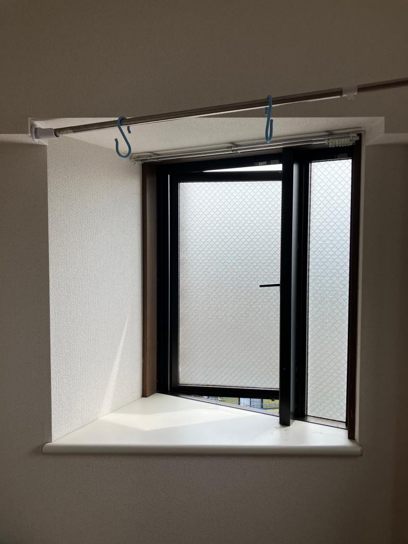 ミネトーヨー住器の【日野市】マンション内窓「インプラス」開き窓+FIX窓 連窓 設置工事の施工前の写真1