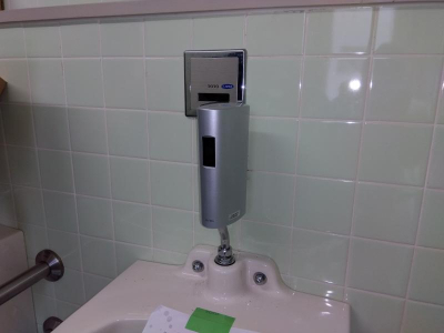 ミネトーヨー住器の【八王子市】施設　小便器フラッシュバルブ交換工事の施工後の写真1