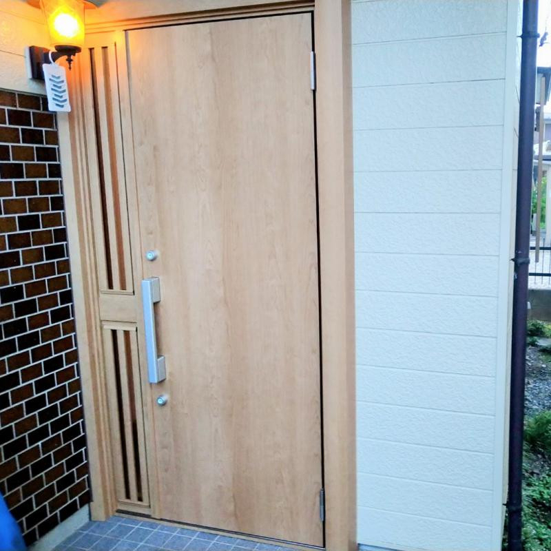 ミネトーヨー住器の【日野市】 リフォーム玄関ドア リシェントⅢ M17型 カバー工事の施工後の写真1