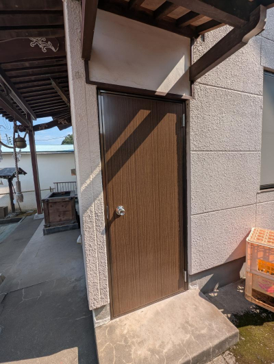 ミネトーヨー住器の【八王子市】勝手口ドアカバー工事の施工後の写真1