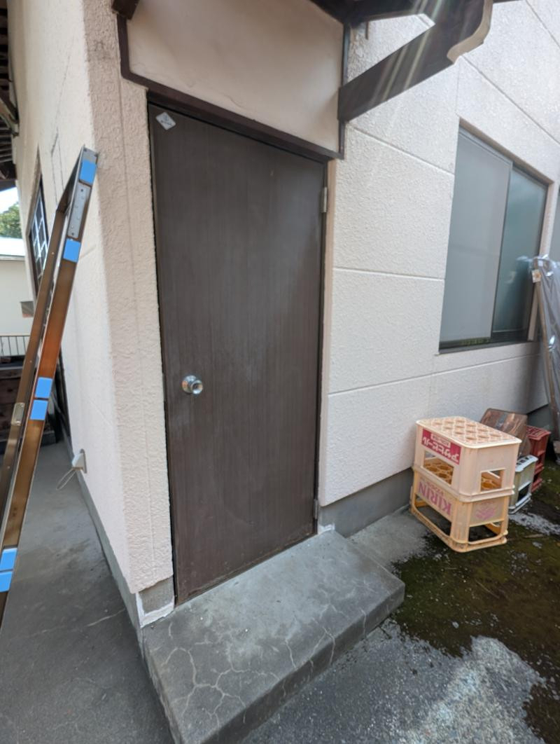 ミネトーヨー住器の【八王子市】勝手口ドアカバー工事の施工前の写真1