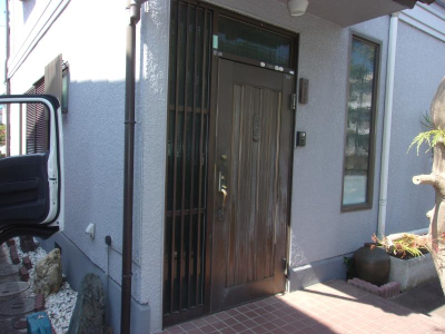 ミネトーヨー住器の【動画有】リフォーム玄関【リシェントⅢ】カバー工事の施工前の写真1