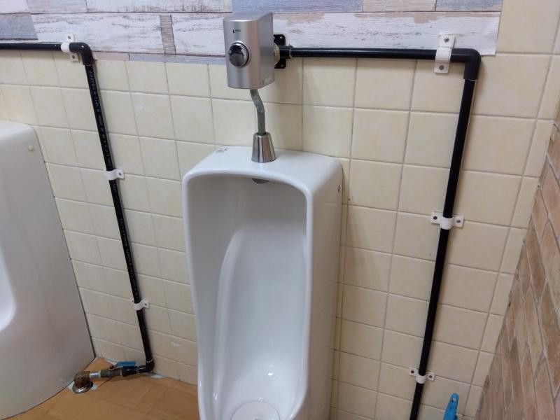 ミネトーヨー住器の【八王子市 】私立高等学校 男子トイレ小便器フラッシュバルブ交換の施工前の写真1