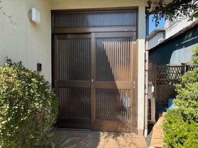 ミネトーヨー住器の【八王子市】リシェント玄関引戸　カバー工事の施工前の写真1