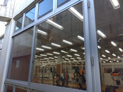 ミネトーヨー住器の【八王子市】私立高等学校　体育館ガラス交換工事の施工後の写真1