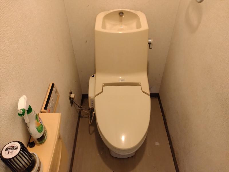 ミネトーヨー住器の【八王子市】施設トイレ改修工事の施工前の写真1