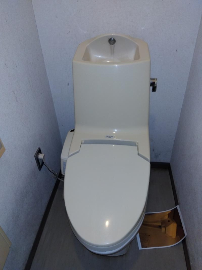 ミネトーヨー住器の【八王子市】私立大学 トイレ改修工事の施工前の写真1