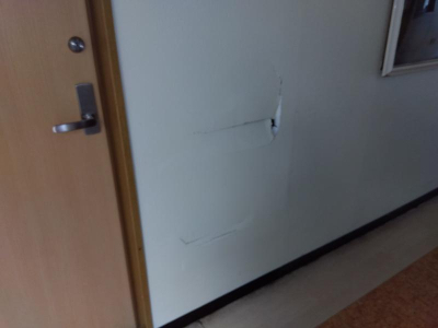 ミネトーヨー住器の【八王子市】施設　壁補修工事の施工前の写真1