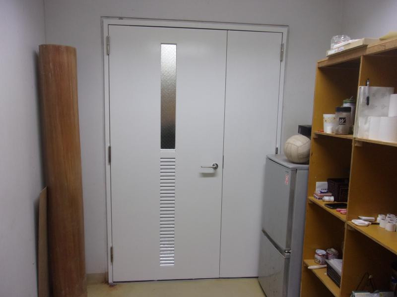 ミネトーヨー住器の【動画有り　八王子市】私立大学　入口スチールドア　カバー工法の施工後の写真1