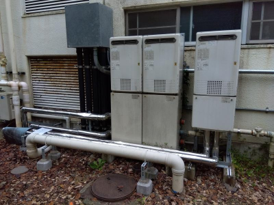 ミネトーヨー住器の【八王子市私立大学寮シャワー室　給湯器交換工事】の施工前の写真1