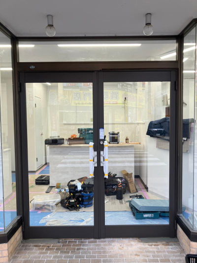 ミネトーヨー住器の【動画有】クリエラガラスドア　カバー工事の施工後の写真1