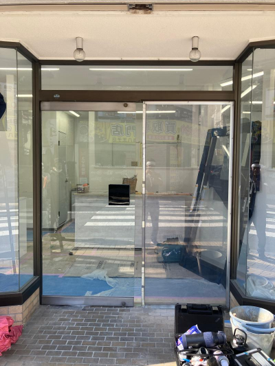 ミネトーヨー住器の【動画有】クリエラガラスドア　カバー工事の施工前の写真1