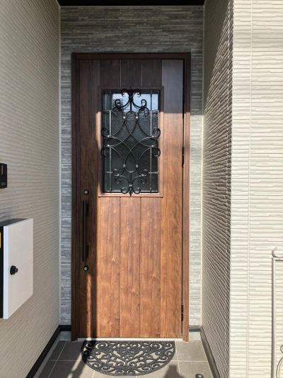 ミネトーヨー住器の【八王子市】　断熱仕様　玄関取替工事の施工後の写真1