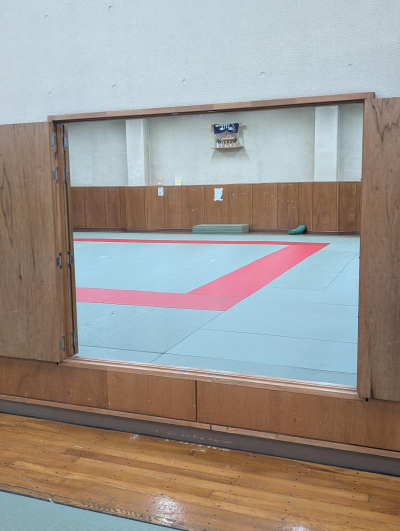 ミネトーヨー住器の【八王子市】私立大学　鏡交換工事、オペレーター交換工事の施工後の写真1