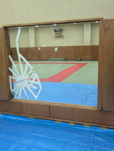 ミネトーヨー住器の【八王子市】私立大学　鏡交換工事、オペレーター交換工事の施工前の写真1