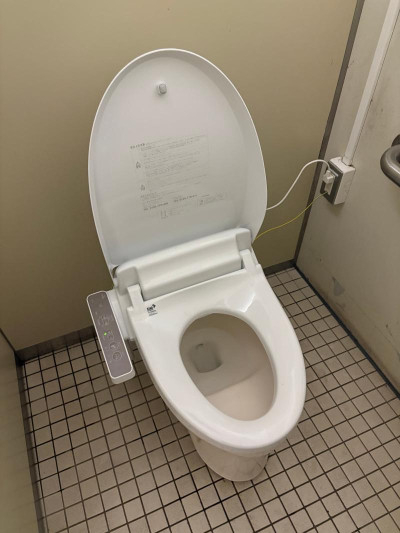 ミネトーヨー住器の【八王子市】施設　シャワートイレ交換工事の施工後の写真1