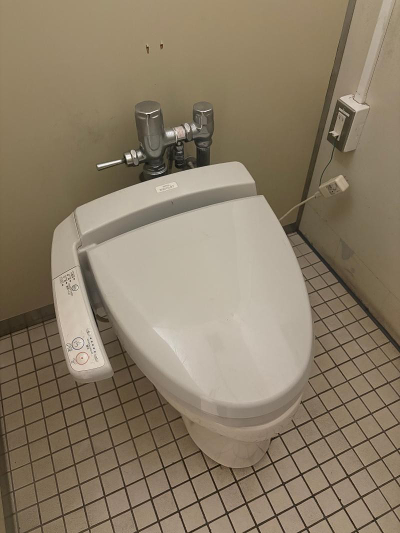 ミネトーヨー住器の【八王子市】施設　シャワートイレ交換工事の施工前の写真1