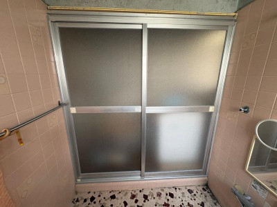 ミネトーヨー住器の【八王子市】浴室引戸（引き違い）カバー工事の施工後の写真1