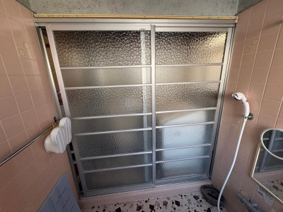 ミネトーヨー住器の【八王子市】浴室引戸（引き違い）カバー工事の施工前の写真1