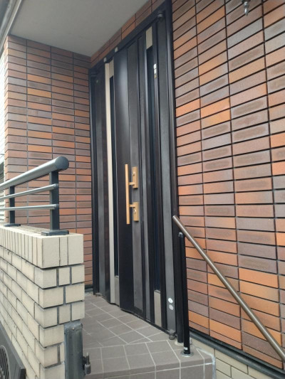 ミネトーヨー住器の【八王子市】玄関カバー工事　LIXILリシェントⅢの施工前の写真1