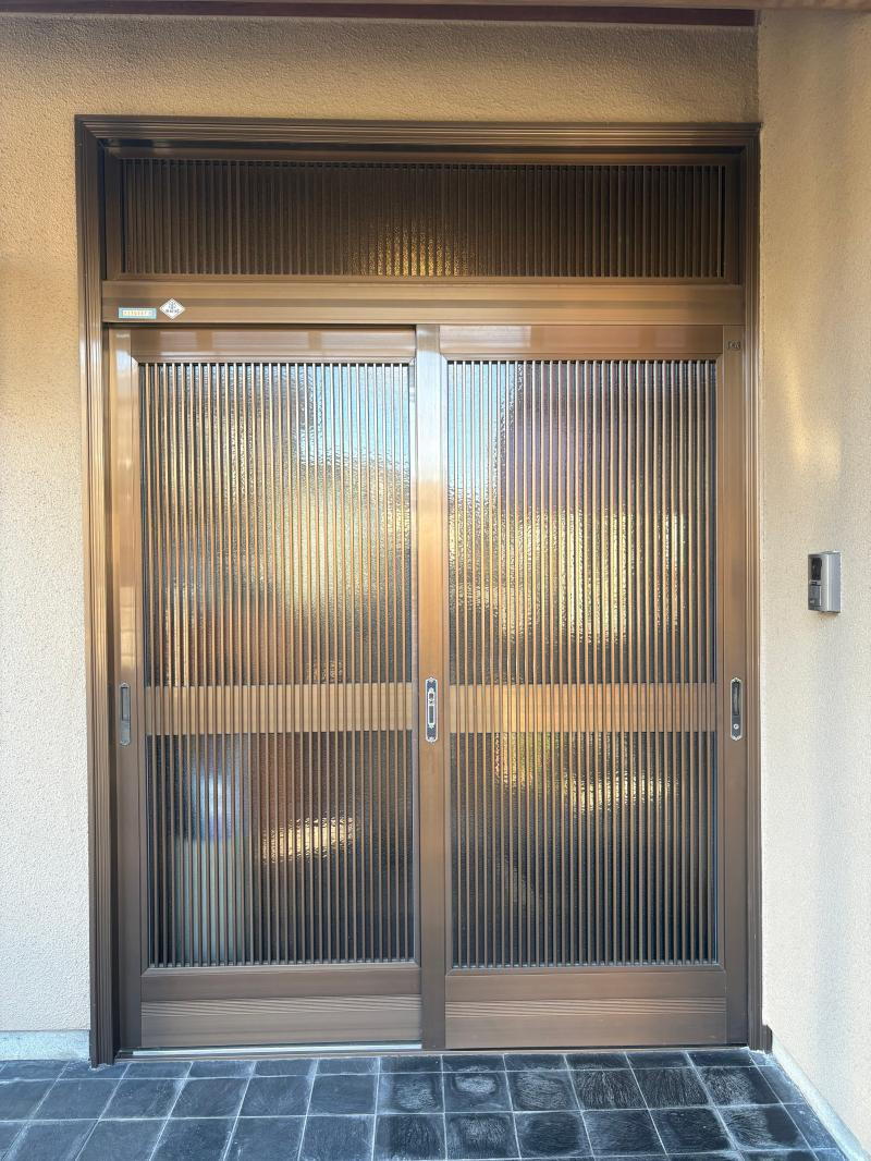 ミネトーヨー住器の【動画有】八王子市　玄関引戸カバー工事の施工前の写真1