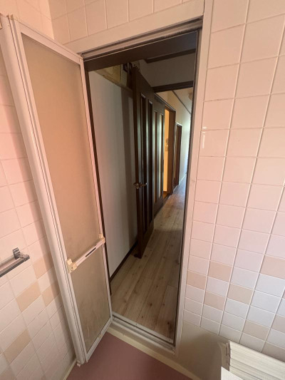 ミネトーヨー住器の【八王子市】浴室中折れ戸　カバー工事の施工前の写真1