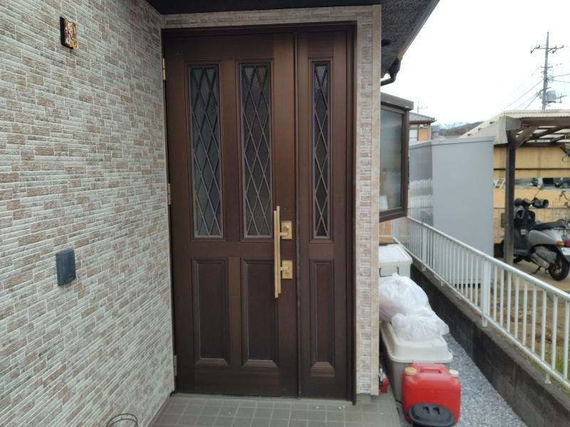 ミネトーヨー住器の【八王子市】断熱玄関ドア　カバー工事の施工前の写真1