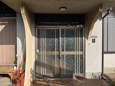 ミネトーヨー住器の【相模原市】玄関引戸　LIXIｌリシェントⅡカバー工事の施工前の写真1