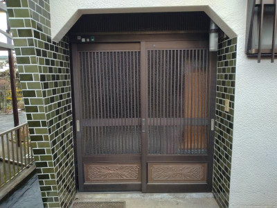 ミネトーヨー住器の【動画有】八王子市　玄関引戸カバー工事の施工前の写真1