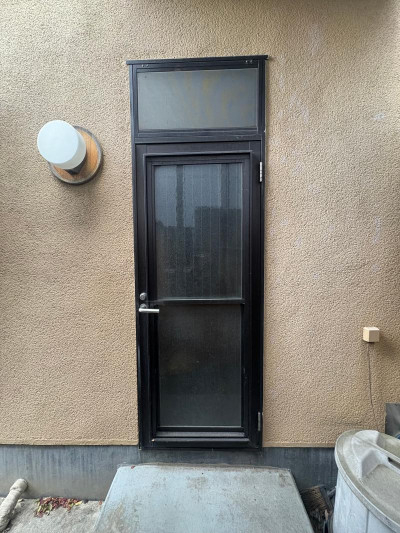 ミネトーヨー住器の【動画有】八王子市　勝手口ドアカバー工事の施工前の写真1