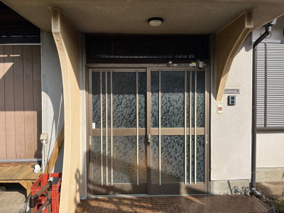 ミネトーヨー住器の【動画有】リシェント玄関引戸Ⅱ　カバー工事の施工前の写真1