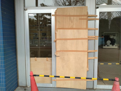 ミネトーヨー住器の【私立中学・高等学校】ガラス交換工事の施工前の写真1