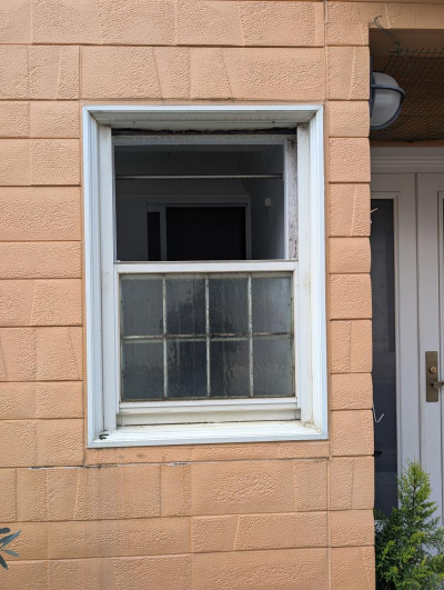 ミネトーヨー住器の【相模原市】取替用窓　リプラス浴室上げ下げ窓　工事の施工前の写真1