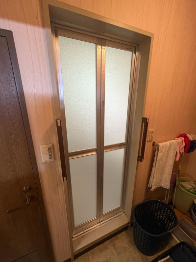 ミネトーヨー住器の【八王子市】浴室折れ戸カバー工事の施工後の写真1