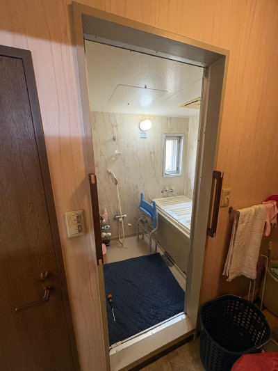 ミネトーヨー住器の【八王子市】浴室折れ戸カバー工事の施工前の写真1