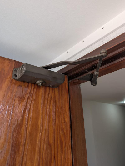 ミネトーヨー住器の【八王子市】ドアクローザー交換工事の施工前の写真1