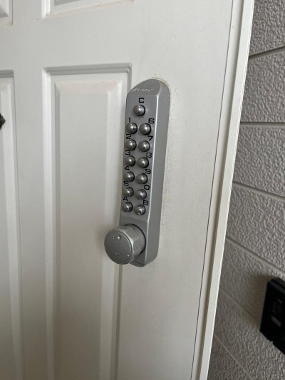 ミネトーヨー住器の【八王子市】キーレックス面付け本締錠交換工事の施工前の写真1