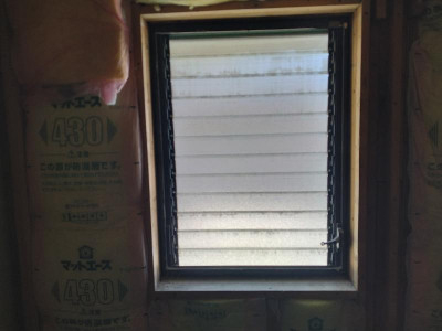 ミネトーヨー住器の【動画有】町田市　リプラス縦辷り出し窓　カバー工事の施工前の写真1