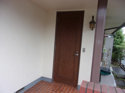 ミネトーヨー住器の【動画有】リシェントⅢ玄関ドア　カバー工事の施工前の写真1