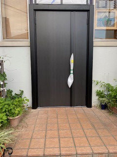 千歳屋トーヨー住器の経年劣化を感じさせない玄関へ変身の施工後の写真1