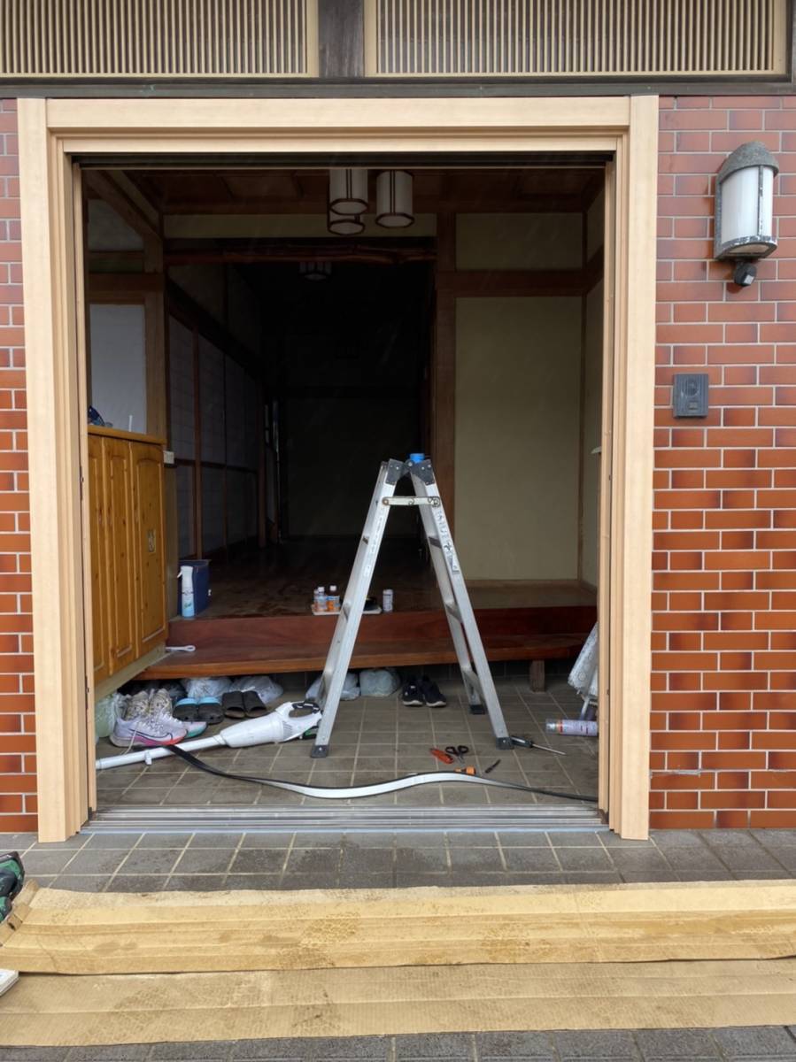 千歳屋トーヨー住器のリフォーム用　玄関引戸リシェント施工の施工前の写真1