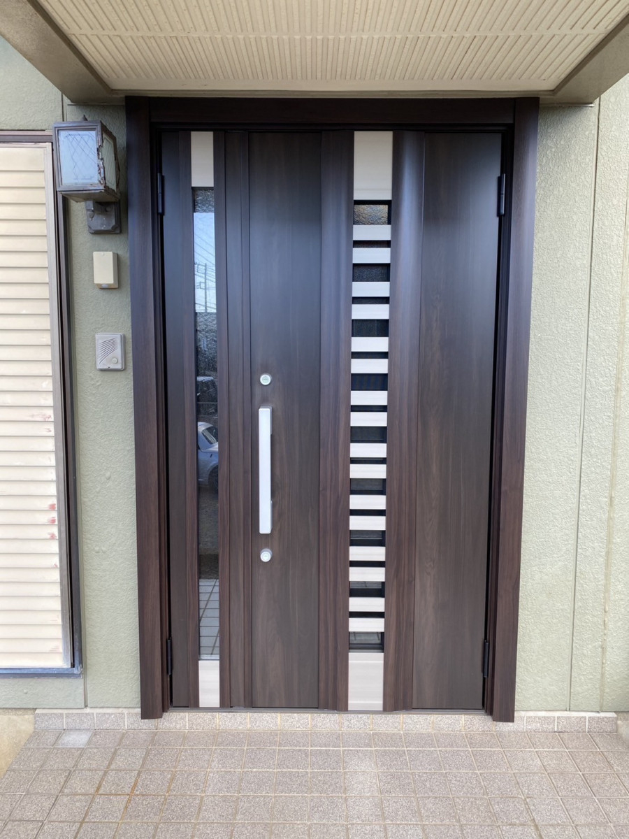 千歳屋トーヨー住器の重厚感から洗練へ玄関ドア劇的リフォームの施工後の写真1