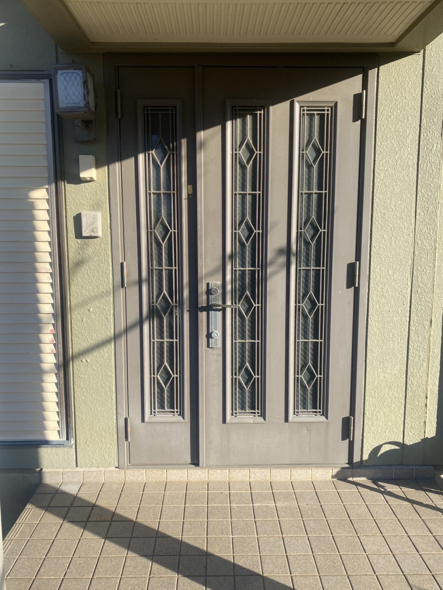 千歳屋トーヨー住器の重厚感から洗練へ玄関ドア劇的リフォームの施工前の写真1